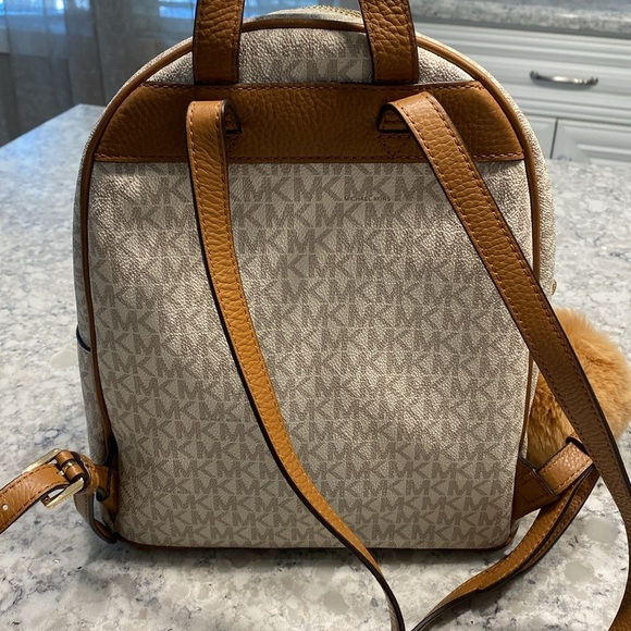 Michael Kors Backpack EUC retails $398 - Picture 5 of 8